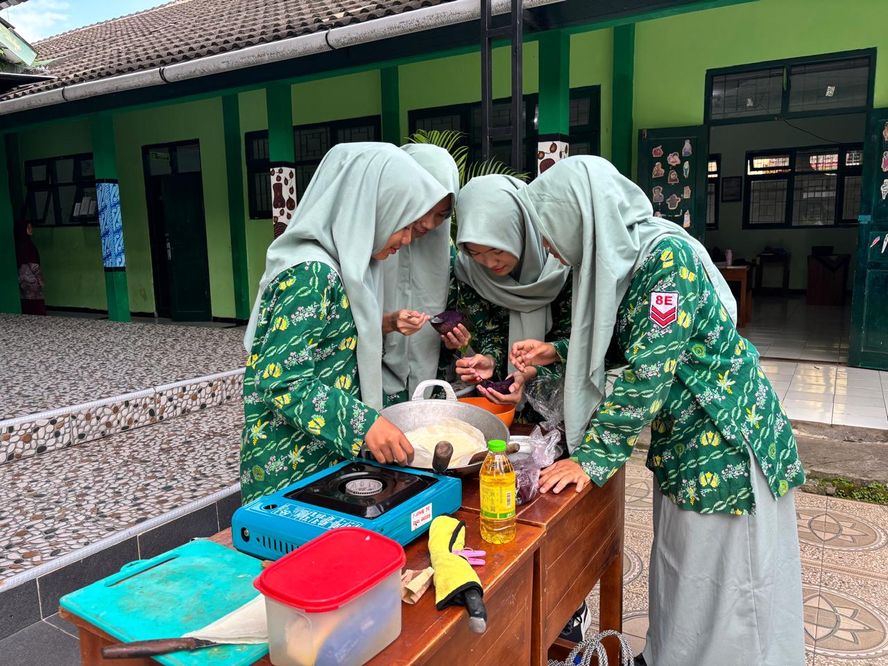 Murid Kelas VIII E MTsN 9 Bantul Laksanakan Praktik Memasak SBK Olahan Serealia dan Umbi